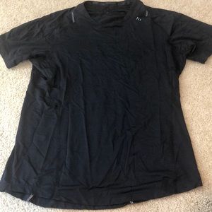 Men’s Lululemon shirt. Excellent used condition.